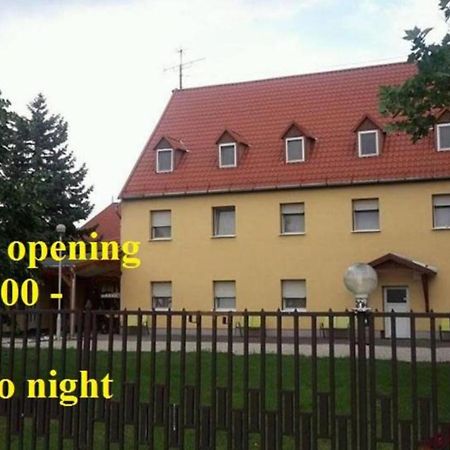 Fenyo Panzio Bed & Breakfast Mezőkövesd Екстериор снимка