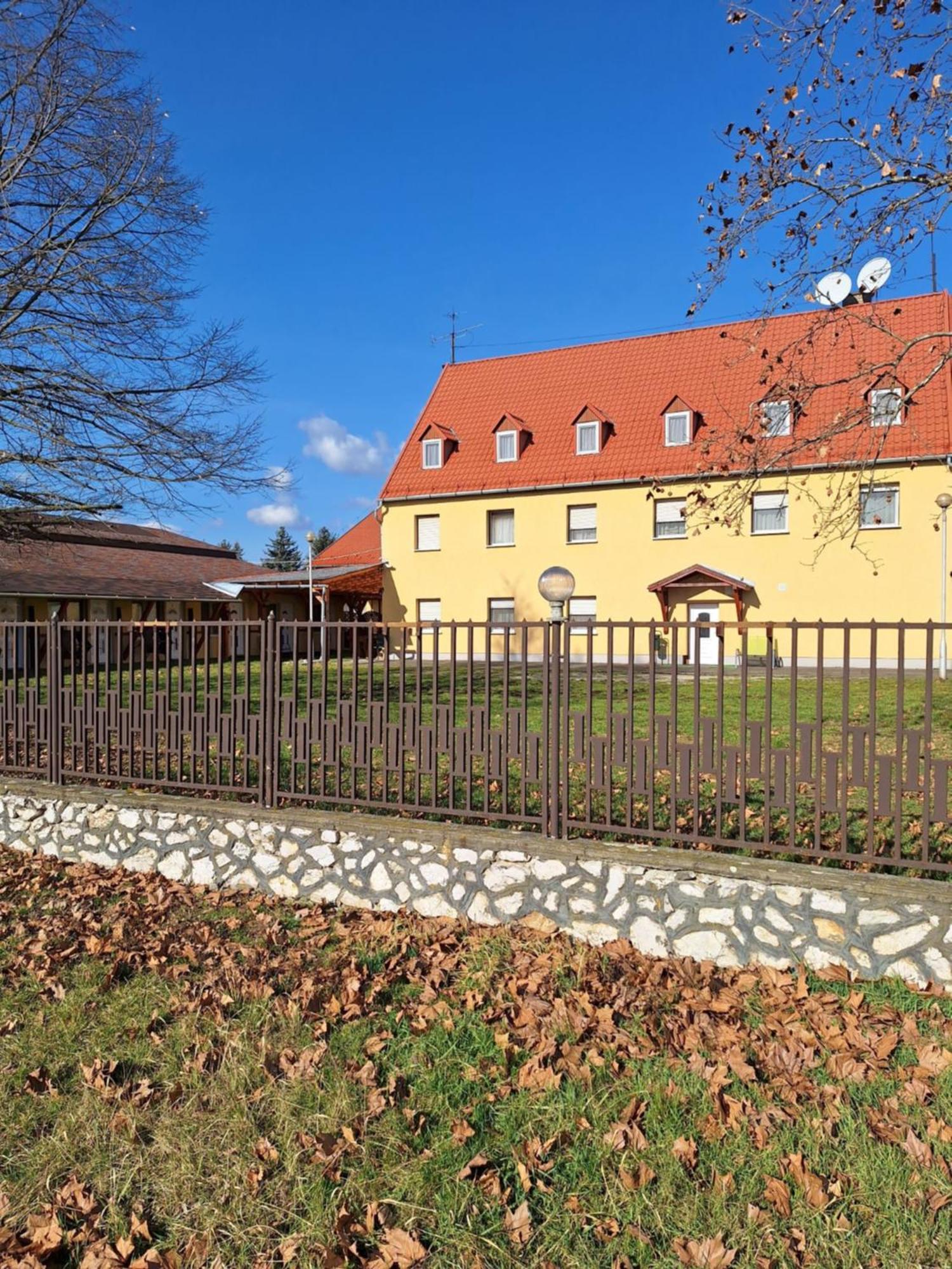 Fenyo Panzio Bed & Breakfast Mezőkövesd Екстериор снимка