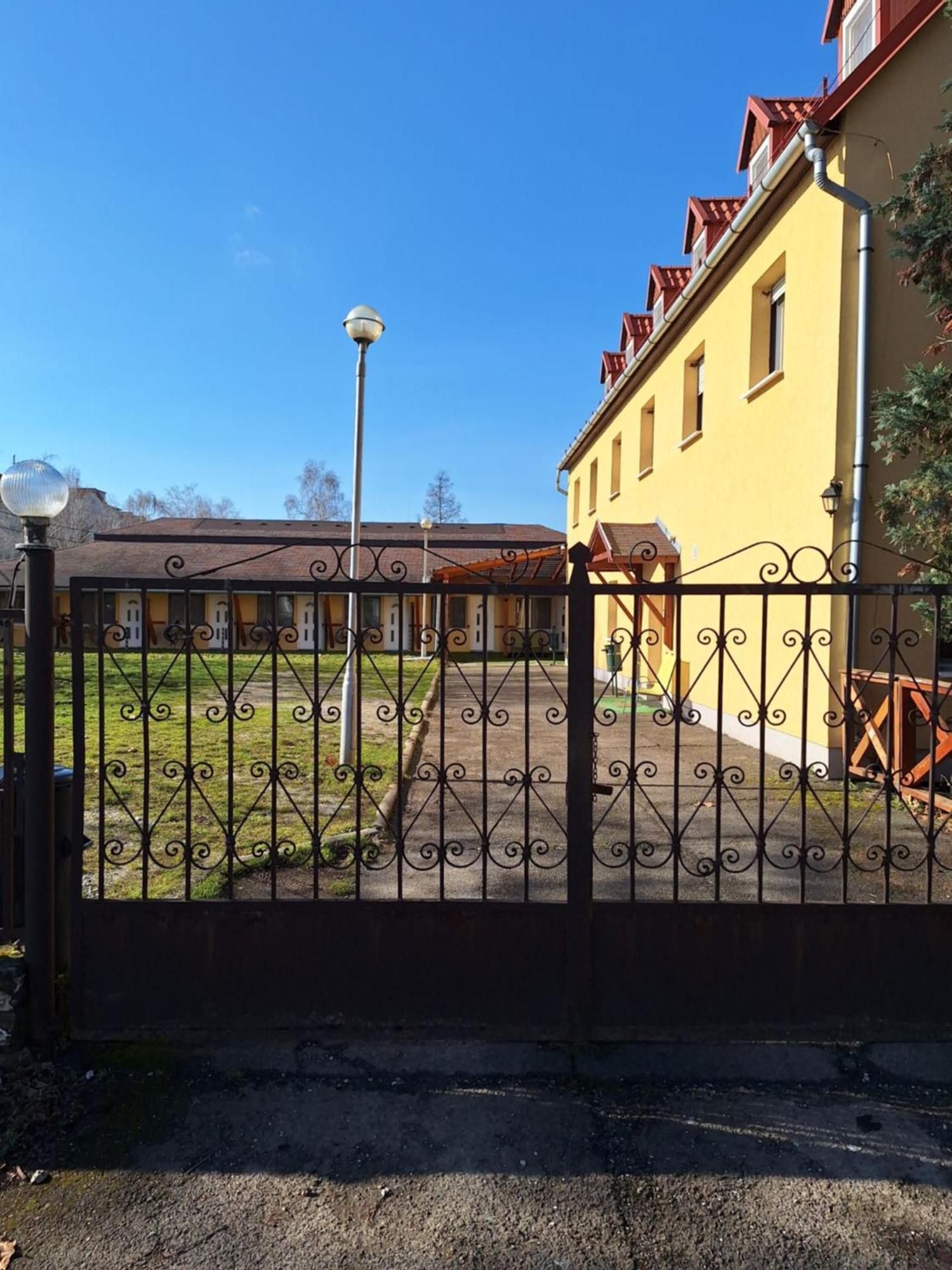Fenyo Panzio Bed & Breakfast Mezőkövesd Екстериор снимка