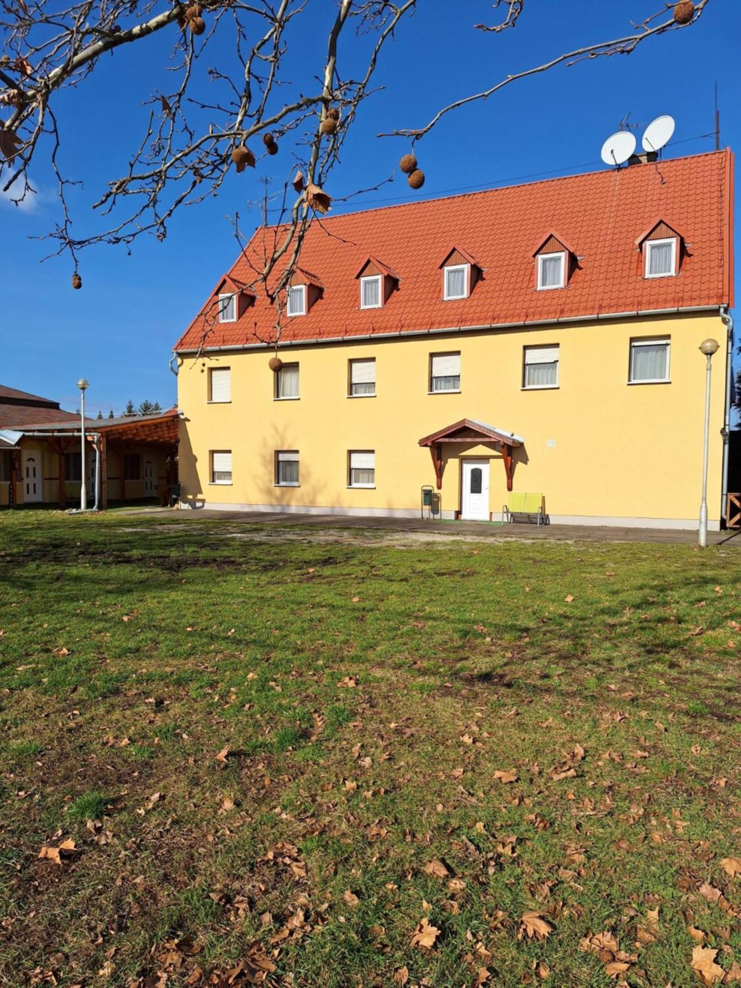 Fenyo Panzio Bed & Breakfast Mezőkövesd Екстериор снимка